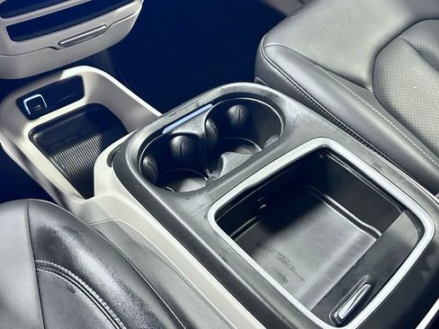 Used 2024 Chrysler Pacifica Touring-L image 18