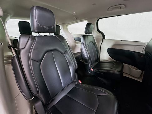 Used 2024 Chrysler Pacifica Touring-L image 26