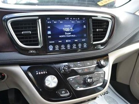 Used 2017 Chrysler Pacifica Limited w/ UConnect Theater Package FWD image 15