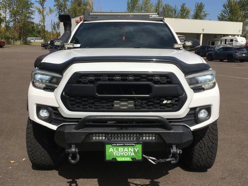 Used 2021 Toyota Tacoma TRD Off-Road w/ Technology Package AWD/4WD image 10