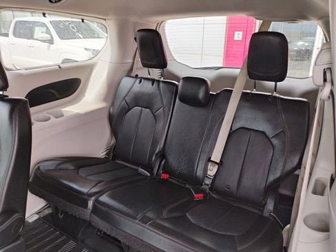 Used 2019 Chrysler Pacifica Touring-L FWD image 13
