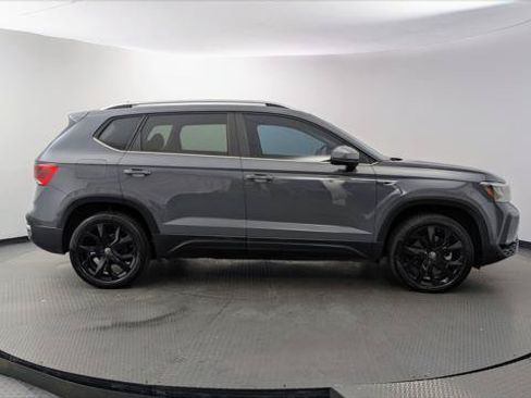 Used 2023 Volkswagen Taos SE w/ Panoramic Sunroof Package FWD image 8