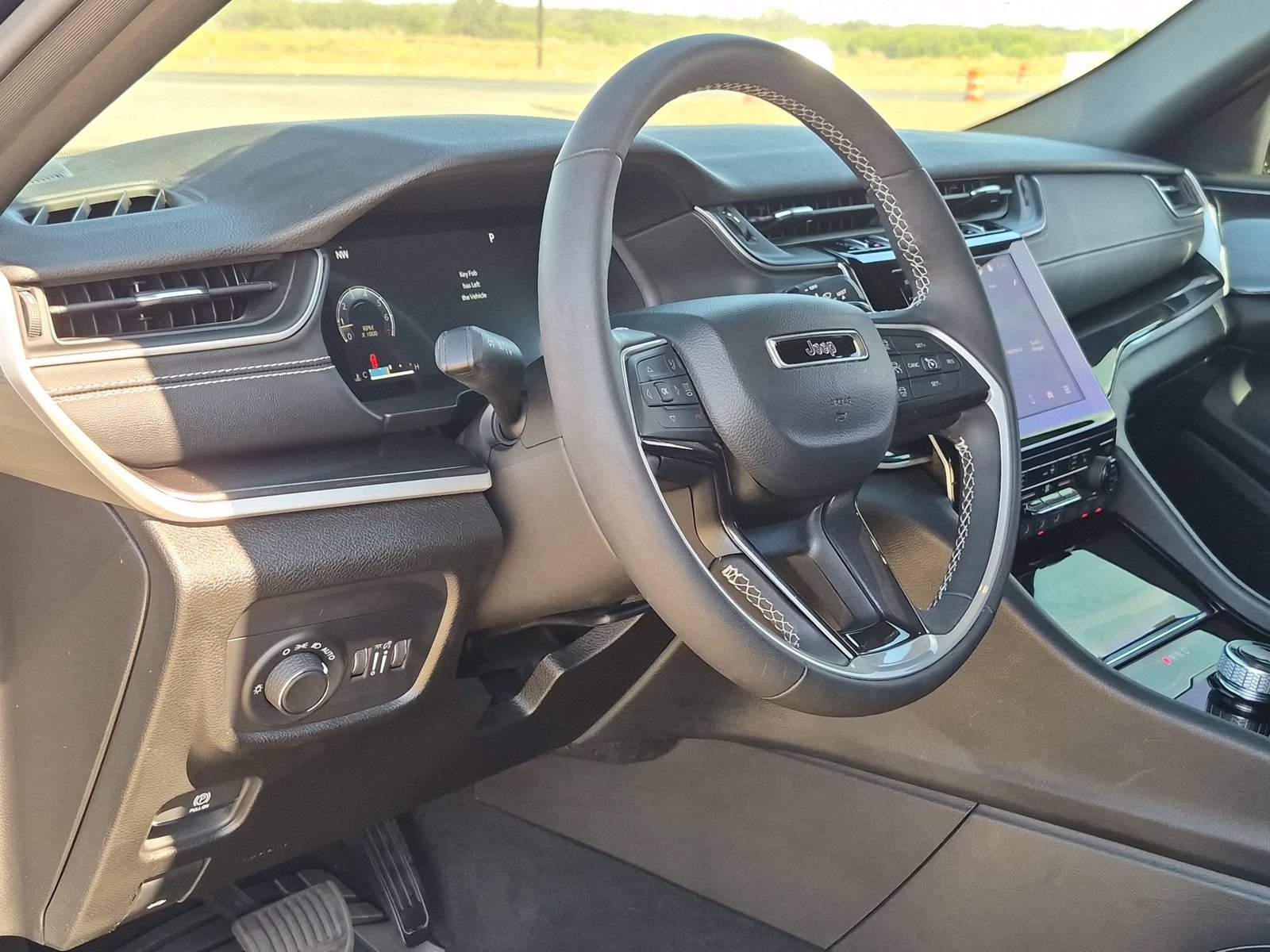 Used 2023 Jeep Grand Cherokee Altitude AWD/4WD image 10