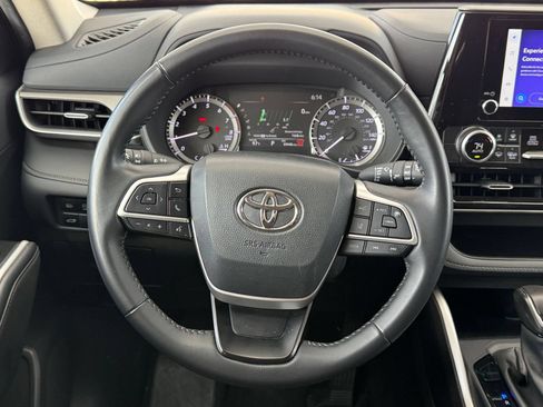 Used 2025 Toyota Highlander LE FWD image 24