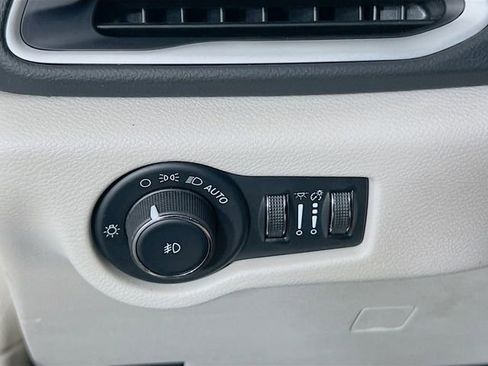 Used 2023 Chrysler Pacifica Touring-L image 11