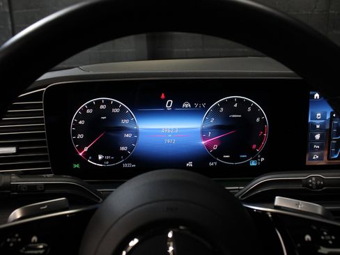 Used 2025 Mercedes-Benz GLE 580 4MATIC w/ Driver Assistance Package image 59