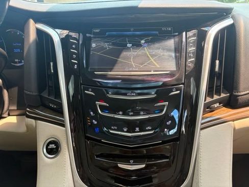 Used 2020 Cadillac Escalade ESV Premium Luxury AWD/4WD image 26