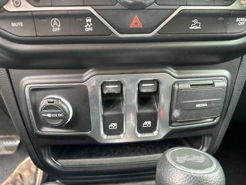 Used 2022 Jeep Wrangler Sport AWD/4WD image 17