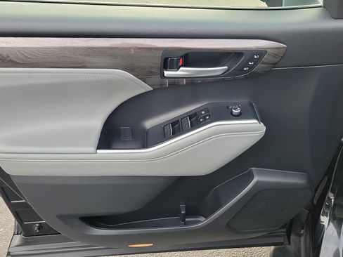 Used 2023 Toyota Highlander Limited image 20