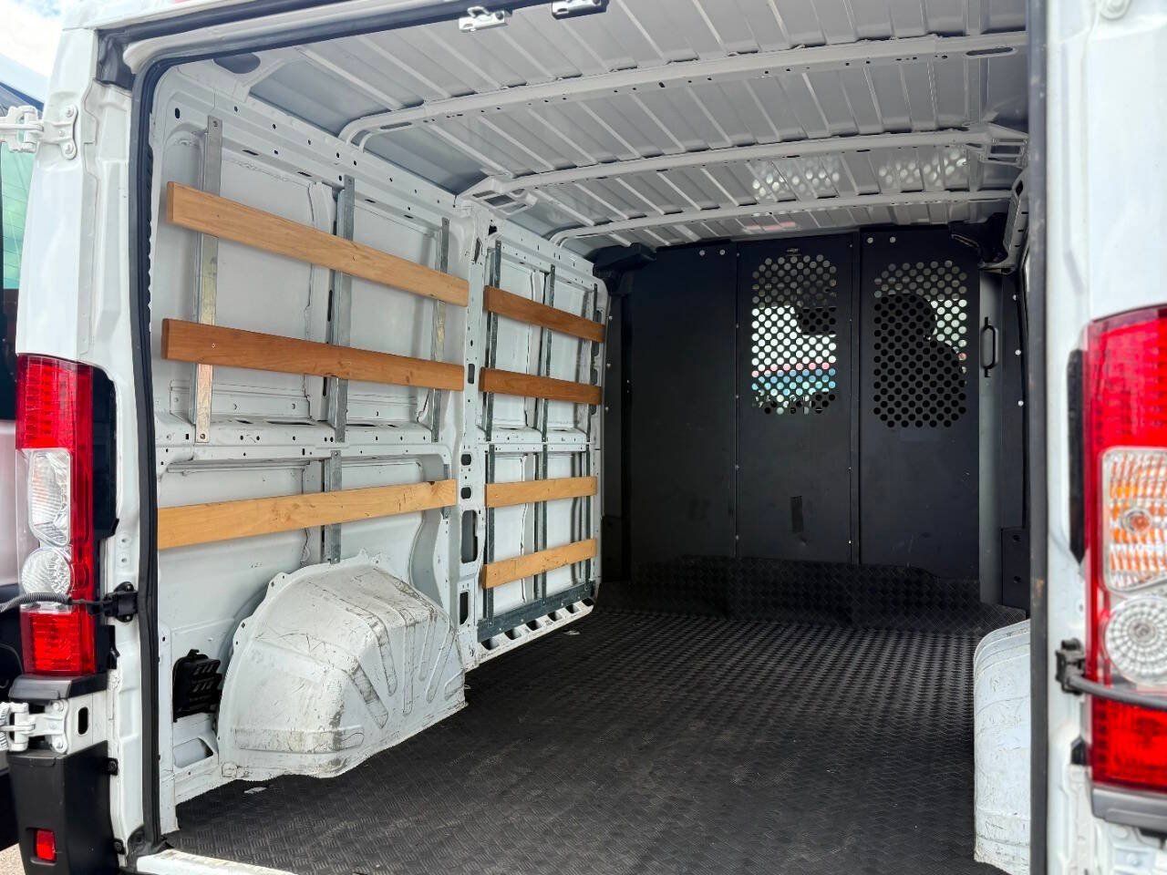 Used 2025 RAM ProMaster 2500 w/ U-Haul Equipment Group FWD image 17