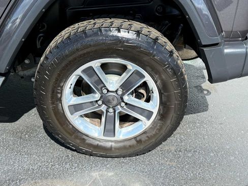 Used 2018 Jeep Wrangler Unlimited Sahara AWD/4WD image 8