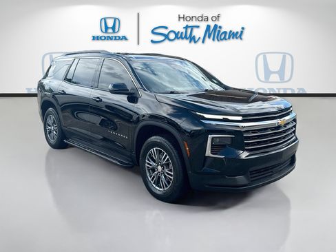Used 2025 Chevrolet Traverse LT FWD image 1