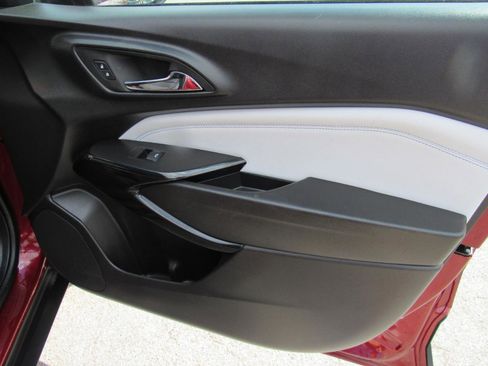 Used 2025 Chevrolet Trax LT FWD image 30