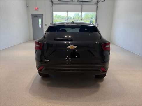 Used 2026 Chevrolet Trax LS w/ LS Convenience Package FWD image 5