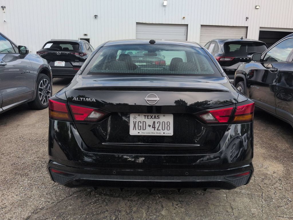 Used 2025 Nissan Altima 2.5 SV FWD image 2