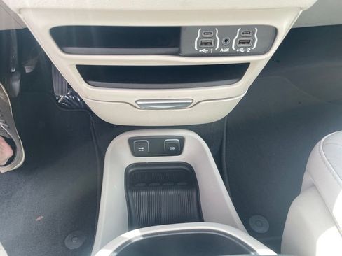 Used 2021 Chrysler Pacifica Touring-L FWD image 18