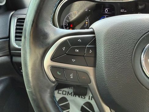 Used 2019 Jeep Grand Cherokee Laredo AWD/4WD image 22