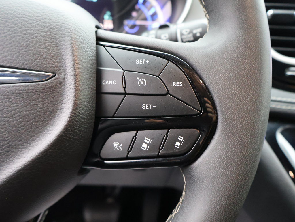 Used 2024 Chrysler Pacifica Limited FWD image 20