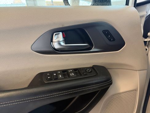 Used 2023 Chrysler Pacifica Touring-L image 21