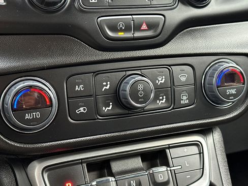 Used 2024 GMC Terrain SLT image 27