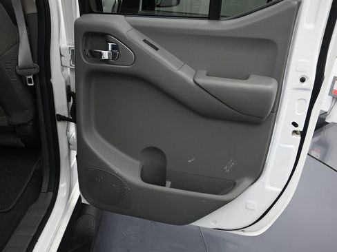 Used 2021 Nissan Frontier SV w/ Midnight Edition Floor Mats image 30