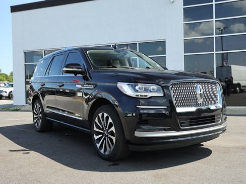 Used 2023 Lincoln Navigator Reserve AWD/4WD image 3