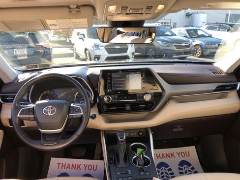 Used 2022 Toyota Highlander XLE image 2