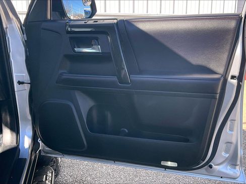 Used 2018 Toyota 4Runner TRD Off-Road image 28