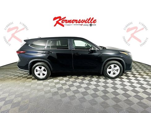 Used 2024 Toyota Highlander LE image 8
