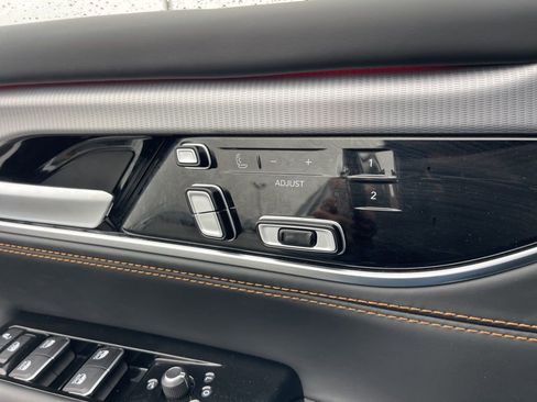 Used 2023 Jeep Grand Wagoneer Series III image 21