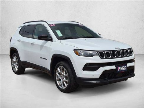Used 2024 Jeep Compass Latitude AWD/4WD image 3