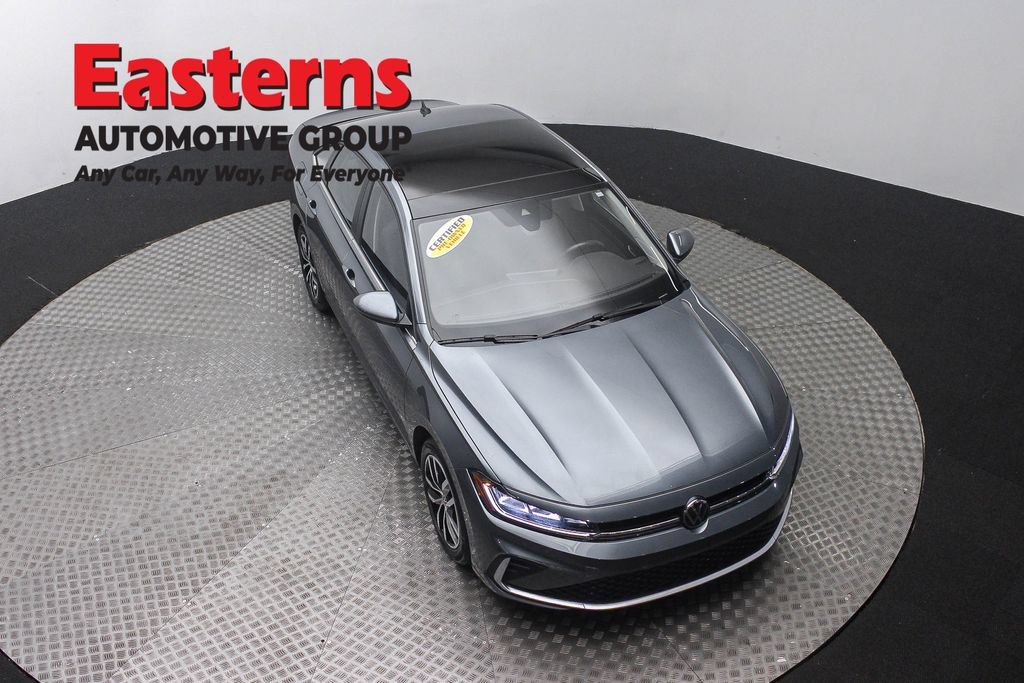 Used 2025 Volkswagen Jetta SE FWD image 3