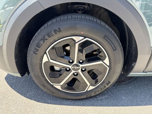 Certified 2023 Kia Niro EX FWD image 11