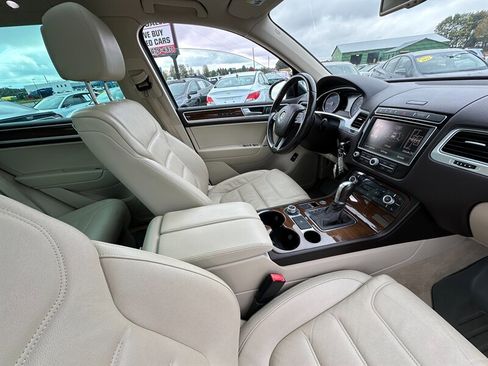 Used 2015 Volkswagen Touareg Sport image 15