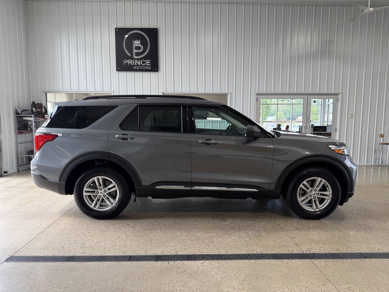 Used 2023 Ford Explorer XLT AWD/4WD image 5