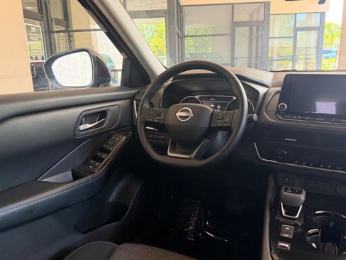 Used 2025 Nissan Rogue SV FWD image 30