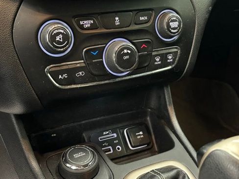 Used 2015 Jeep Cherokee Latitude image 25