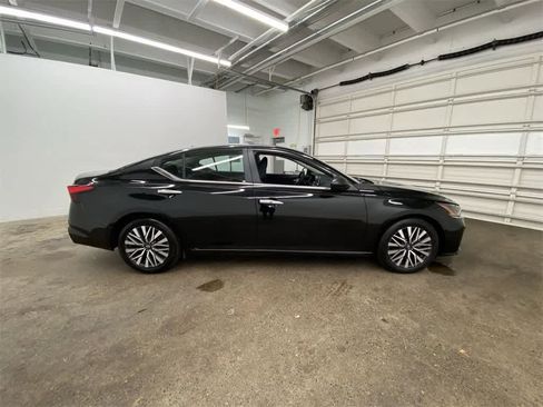 Used 2024 Nissan Altima 2.5 SV image 7