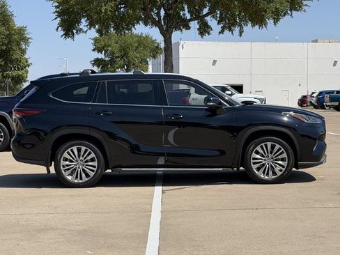 Used 2024 Toyota Highlander Platinum FWD image 3