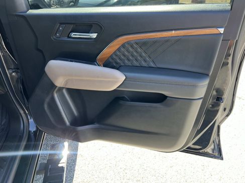 Used 2024 GMC Canyon Denali image 14