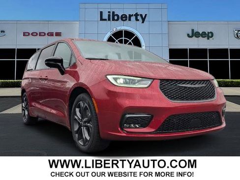 New 2026 Chrysler Pacifica Select image 1