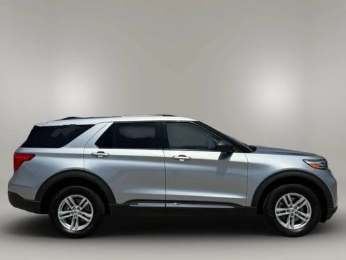 Used 2022 Ford Explorer XLT w/ Equipment Group 202A AWD/4WD image 7