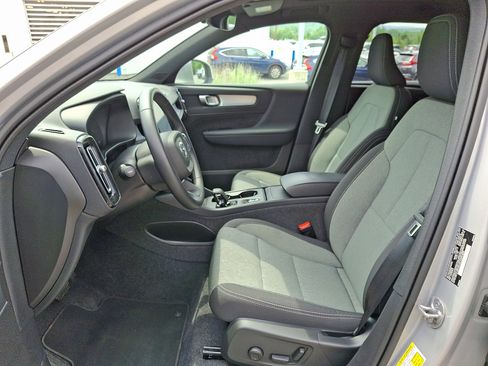 Certified 2025 Volvo XC40 B5 Core image 13
