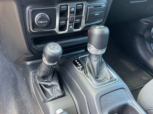 Used 2024 Jeep Wrangler Unlimited AWD/4WD image 13