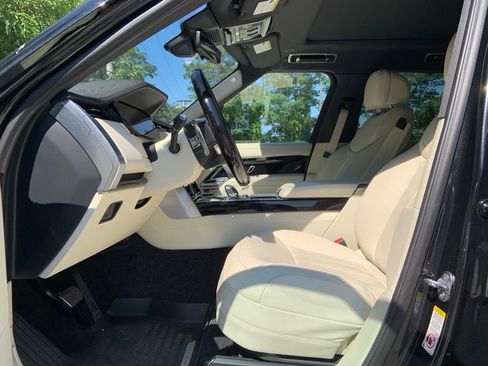 Certified 2023 Land Rover Range Rover SE image 11