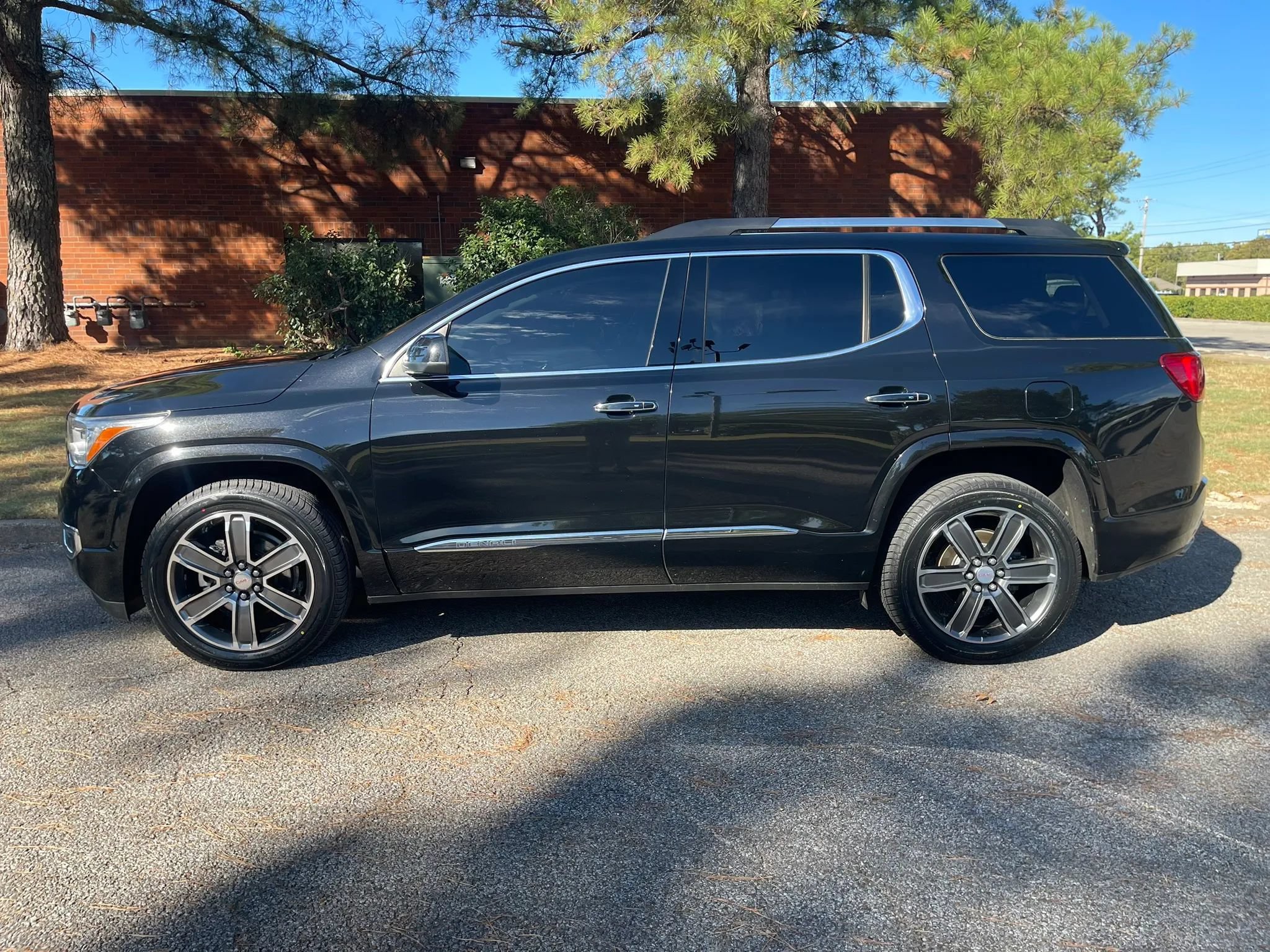Used 2019 GMC Acadia Denali AWD/4WD image 2