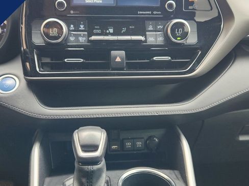Used 2021 Toyota Highlander LE FWD image 14