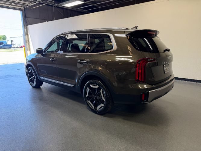 Used 2025 Kia Telluride S AWD/4WD image 2