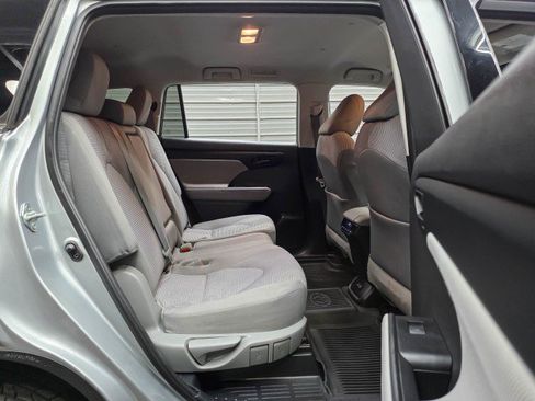 Used 2021 Toyota Highlander LE FWD image 16