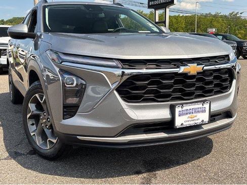 Used 2024 Chevrolet Trax LT w/ Driver Confidence Package FWD image 2